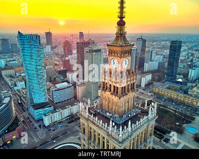 Varsovie, Pologne - avril 07, 2019 : Très belle vue panoramique vue aérienne drone au centre de Varsovie Ville et Palais de la Culture et de la science et 'Zlota 44' d Banque D'Images