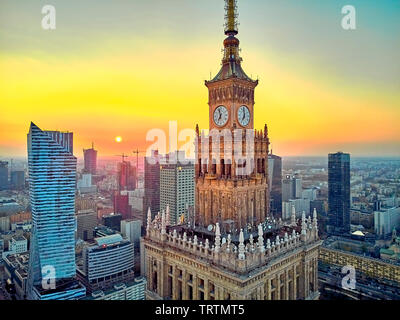 Varsovie, Pologne - avril 07, 2019 : Très belle vue panoramique vue aérienne drone au centre de Varsovie Ville et Palais de la Culture et de la science et 'Zlota 44' d Banque D'Images