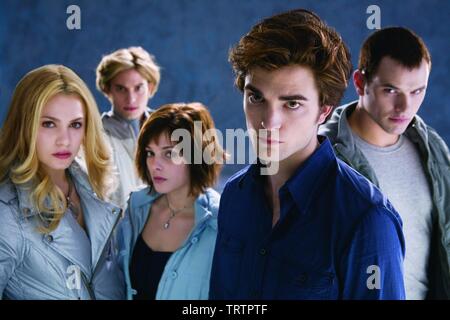 NIKKI REED , Robert Pattinson , KELLAN LUTZ , ASHLEY GREENE et Jackson Rathbone de Twilight (2008). Copyright : Editorial uniquement. Pas de merchandising ou des couvertures de livres. C'est un document distribué au public. Les droits d'accès uniquement, aucune licence de droit d'auteur prévue. Seulement pour être reproduit dans le cadre de la promotion de ce film. Credit : IMPRINT ENTERTAINMENT/MAVERICK FILMS/SUMMIT ENTERTAINMENT/ / Album Banque D'Images