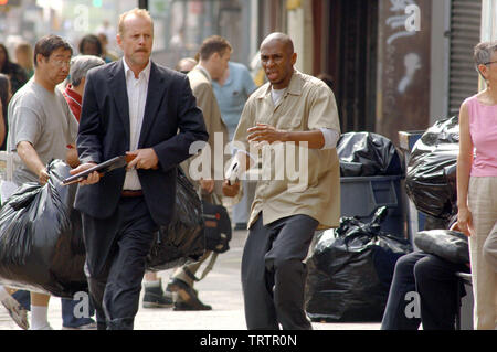 BRUCE WILLIS et MOS Def dans 16 blocs (2006). Copyright : Editorial uniquement. Pas de merchandising ou des couvertures de livres. C'est un document distribué au public. Les droits d'accès uniquement, aucune licence de droit d'auteur prévue. Seulement pour être reproduit dans le cadre de la promotion de ce film. Credit : WARNER BROS. / WETCHER, BARRY / Album Banque D'Images