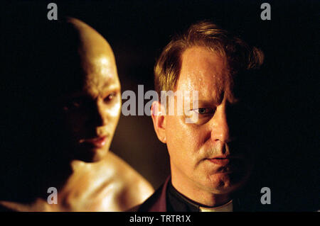 STELLAN SKARSGARD et BILLY CRAWFORD dans Dominion : PREQUEL DE L'exorciste (2005). Copyright : Editorial uniquement. Pas de merchandising ou des couvertures de livres. C'est un document distribué au public. Les droits d'accès uniquement, aucune licence de droit d'auteur prévue. Seulement pour être reproduit dans le cadre de la promotion de ce film. Credit : WARNER BROS. Images / STRIZZI, SERGIO / Album Banque D'Images