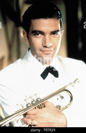 ANTONIO BANDERAS DANS LES Mambo Kings (1992). Copyright : Editorial uniquement. Pas de merchandising ou des couvertures de livres. C'est un document distribué au public. Les droits d'accès uniquement, aucune licence de droit d'auteur prévue. Seulement pour être reproduit dans le cadre de la promotion de ce film. Credit : WARNER BROS/CANAL PLUS/REGENCY/ALCOR / Album Banque D'Images