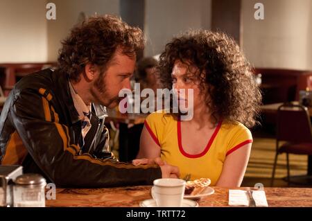 AMANDA SEYFRIED et Peter Sarsgaard dans Lovelace (2013). Copyright : Editorial uniquement. Pas de merchandising ou des couvertures de livres. C'est un document distribué au public. Les droits d'accès uniquement, aucune licence de droit d'auteur prévue. Seulement pour être reproduit dans le cadre de la promotion de ce film. Credit : MILLENNIUM FILMS / Album Banque D'Images