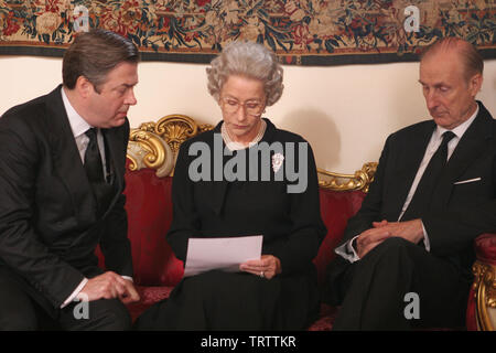 JAMES Cromwell et Helen Mirren dans The Queen (2006). Copyright : Editorial uniquement. Pas de merchandising ou des couvertures de livres. C'est un document distribué au public. Les droits d'accès uniquement, aucune licence de droit d'auteur prévue. Seulement pour être reproduit dans le cadre de la promotion de ce film. Credit : BIM DISTRIBUZIONE/CANAL +/France 3 Cinéma / Album Banque D'Images