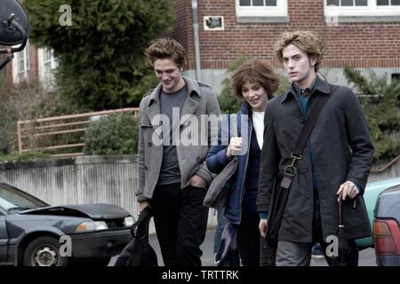 ROBERT PATTINSON , ASHLEY GREENE et Jackson Rathbone de Twilight (2008). Copyright : Editorial uniquement. Pas de merchandising ou des couvertures de livres. C'est un document distribué au public. Les droits d'accès uniquement, aucune licence de droit d'auteur prévue. Seulement pour être reproduit dans le cadre de la promotion de ce film. Credit : IMPRINT ENTERTAINMENT/MAVERICK FILMS/SUMMIT ENTERTAINMENT/ / Album Banque D'Images