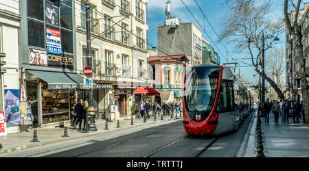 L'avis de tram dans les rues de Sultanahmet. La vie quotidienne à Istanbul. Banque D'Images