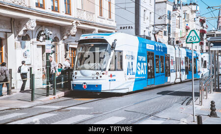 L'avis de tram dans les rues de Sultanahmet. La vie quotidienne à Istanbul. Banque D'Images