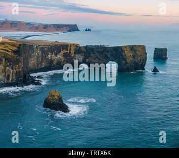 Aérien - Dyrholaey, Côte Sud, Islande Banque D'Images