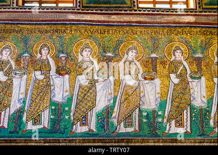 Mosaïques, 22 martyrs saints femelle, église de Sant'Apollinare Nuovo, c 500AD, Ravenne, Émilie-Romagne, Italie Banque D'Images