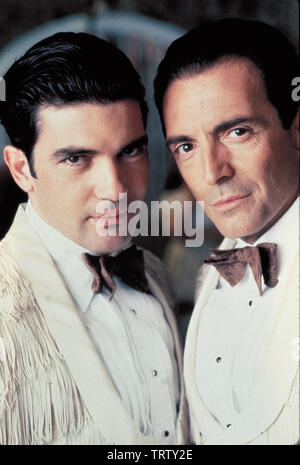 ARMAND ASSANTE et Antonio Banderas dans les Mambo Kings (1992). Copyright : Editorial uniquement. Pas de merchandising ou des couvertures de livres. C'est un document distribué au public. Les droits d'accès uniquement, aucune licence de droit d'auteur prévue. Seulement pour être reproduit dans le cadre de la promotion de ce film. Credit : WARNER BROS/CANAL PLUS/REGENCY/ALCOR / Album Banque D'Images