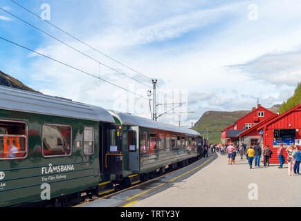 Les passagers sur la plate-forme à Myrdal, Flam Railway (Flåmsbana), Flåm, Sogn og Fjordane, Norvège Banque D'Images