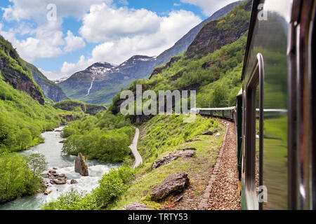 Vue depuis le Flam Railway (Flåmsbana), un chemin de fer panoramique qui s'étend entre Flåm et Myrdal, Aurland, Sogn og Fjordane, Norvège Banque D'Images