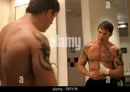 TOM HARDY dans WARRIOR (2011). Copyright : Editorial uniquement. Pas de merchandising ou des couvertures de livres. C'est un document distribué au public. Les droits d'accès uniquement, aucune licence de droit d'auteur prévue. Seulement pour être reproduit dans le cadre de la promotion de ce film. Credit : MIMRAN Album de photos / SCHUR Banque D'Images