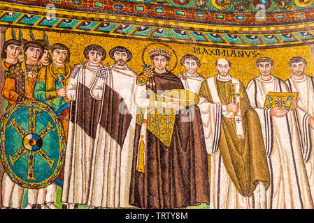 Mosaïque de l'empereur byzantin Justinien, l'Évêque Maximien, général Bélisaire et bord Basilique de San Vitale, Ravenne, AD547 Emilia-Romagna, Italie Banque D'Images