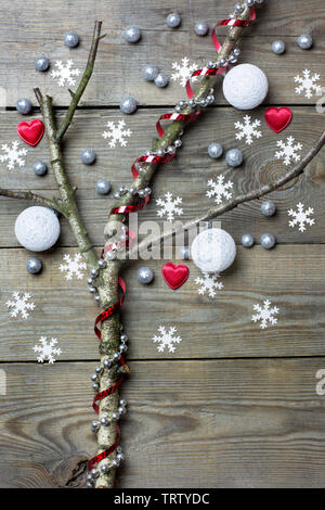 Arbre de noël original concept avec boules de coton blanc, branches d'arbres sans feuilles, coeurs, flocons de neige et silver bead chaîne sur fond de bois Banque D'Images