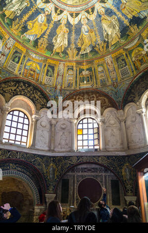 Mosaïques du Baptême du Christ avec Jean le Baptiste et apôtres, Neonian ou orthodoxes baptistère, 450-475AD, Ravenne, Émilie-Romagne, Italie Banque D'Images