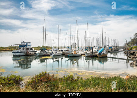 Port de Plaisance, Morro Bay, en Californie. Bateaux, Réflexion, Ciel nuageux Ciel bleu en arrière-plan Banque D'Images