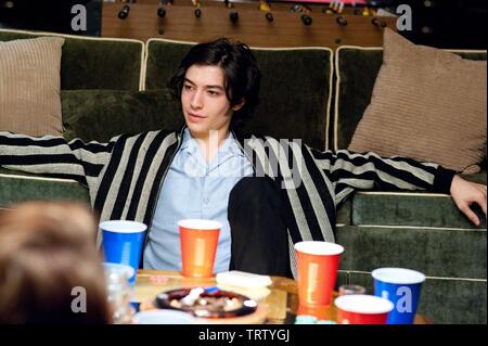 EZRA MILLER DANS LES AVANTAGES D'ÊTRE UNE GIROFLÉE (2012). Copyright : Editorial uniquement. Pas de merchandising ou des couvertures de livres. C'est un document distribué au public. Les droits d'accès uniquement, aucune licence de droit d'auteur prévue. Seulement pour être reproduit dans le cadre de la promotion de ce film. Sommet : crédit LOISIRS / Album Banque D'Images