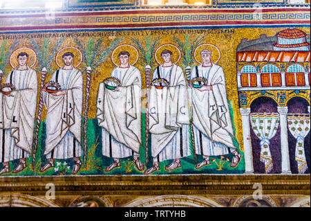 Mosaïque de procession de saints martyrs, c.500AD, église de Sant'Apollinare Nuovo, Ravenne, Émilie-Romagne, Italie Banque D'Images