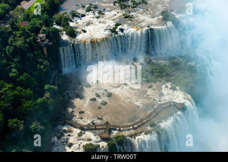 Vue aérienne de Iguazu Falls dans la frontière de l'Argentine et le Brésil Banque D'Images