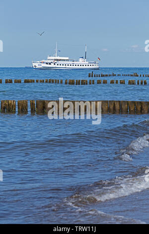 Navires à passagers de quitter Kühlungsborn, Schleswig-Holstein, Allemagne Banque D'Images