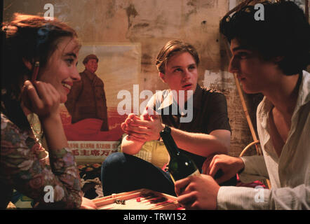 MICHAEL PITT , EVA GREEN ET LOUISE GARREL DANS LES RÊVEURS (2003). Copyright : Editorial uniquement. Pas de merchandising ou des couvertures de livres. C'est un document distribué au public. Les droits d'accès uniquement, aucune licence de droit d'auteur prévue. Seulement pour être reproduit dans le cadre de la promotion de ce film. Credit : RECONDED PENINSULAÑ PICTURE COMPANY/FILMS/FICTIONS / Album Banque D'Images