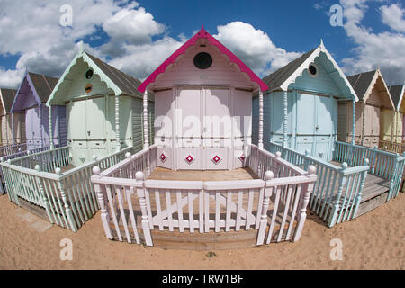 Jolies cabines de plage de couleur sur l'île de Mersea dans l'Essex. Banque D'Images