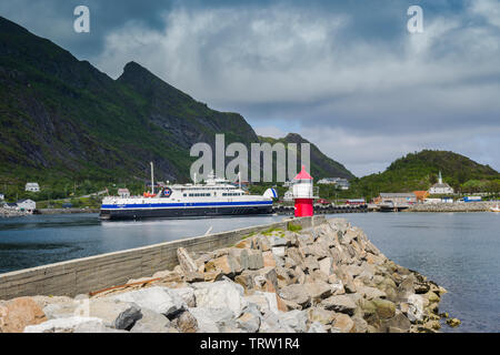 MF Ferry au départ de Landegode Moskenes, Lofoten, Bodo, Norvège. Banque D'Images