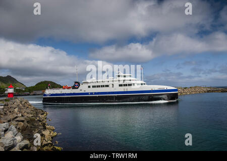 MF Ferry au départ de Landegode Moskenes, Lofoten, Bodo, Norvège. Banque D'Images