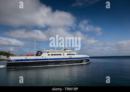 MF Ferry au départ de Landegode Moskenes, Lofoten, Bodo, Norvège. Banque D'Images