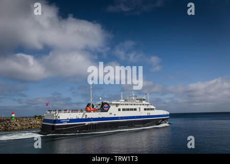 MF Ferry au départ de Landegode Moskenes, Lofoten, Bodo, Norvège. Banque D'Images