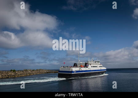 MF Ferry au départ de Landegode Moskenes, Lofoten, Bodo, Norvège. Banque D'Images