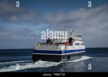 MF Ferry au départ de Landegode Moskenes, Lofoten, Bodo, Norvège. Banque D'Images