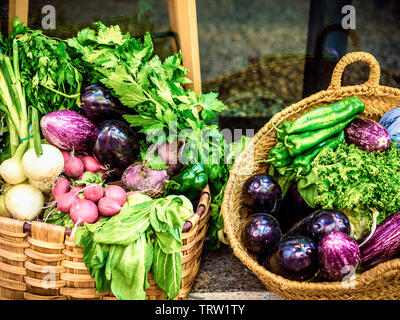 Les légumes frais de la ferme de panier en osier à vendre dans un marché Banque D'Images