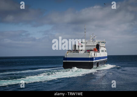 MF Ferry au départ de Landegode Moskenes, Lofoten, Bodo, Norvège. Banque D'Images