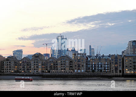 Appartements Maisons Thames Londres appartements Wapping vivant sur vue sur la rivière de Rotherhithe et gratte-ciel Ville de London England UK KATHY DEWITT Banque D'Images