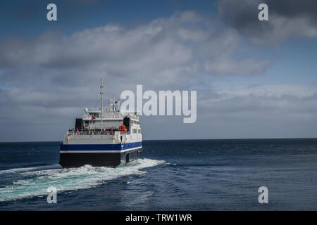 MF Ferry au départ de Landegode Moskenes, Lofoten, Bodo, Norvège. Banque D'Images