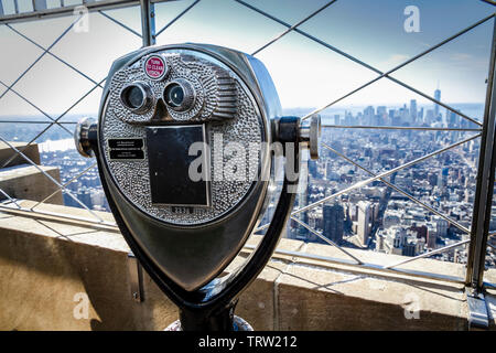 Optique binoculaire tour société viewer sur le 86e étage de l'Empire State Building Manhattan New York USA Banque D'Images