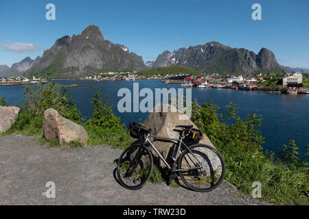 Portrait de vélo sur route, norvégien de l'été 2019 Banque D'Images