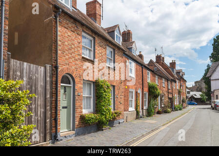 Rangée de petits cottages en terrasses dans la rue Mill, Gloucester, Gloucestershire, Royaume-Uni Banque D'Images