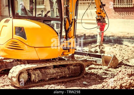 Bulldozer jaune sable en mouvement de travail à la construction d'un parc Banque D'Images