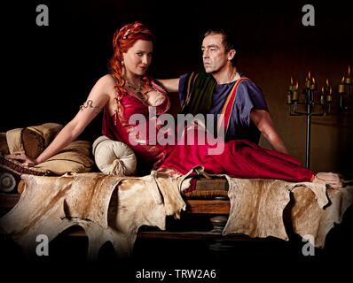 JOHN HANNAH et Lucy Lawless dans Spartacus : Blood and SAND (2010). Copyright : Editorial uniquement. Pas de merchandising ou des couvertures de livres. C'est un document distribué au public. Les droits d'accès uniquement, aucune licence de droit d'auteur prévue. Seulement pour être reproduit dans le cadre de la promotion de ce film. Credit : STARZ MEDIA / Album Banque D'Images