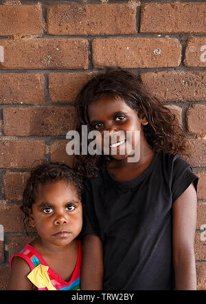 Darwin, Australia-October : 05,2018 aborigène australien filles bénéficie d''un repas en famille dans un restaurant local , Darwin-Australia Banque D'Images