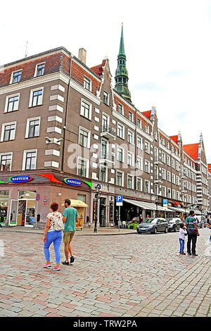 RIGA, Lettonie - août 28, 2018 : vue sur le bâtiment à l'angle de la rue Kungu et Kalku Street et Vue de dessus de l'église Saint Pierre Banque D'Images