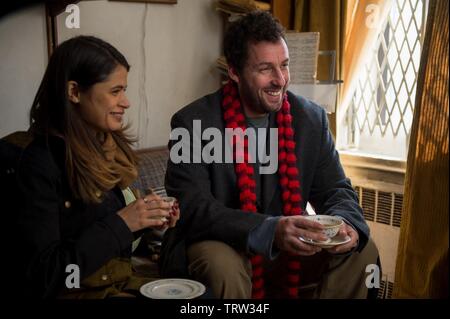 ADAM SANDLER et MELONIE DIAZ DANS LE CORDONNIER (2014). Copyright : Editorial uniquement. Pas de merchandising ou des couvertures de livres. C'est un document distribué au public. Les droits d'accès uniquement, aucune licence de droit d'auteur prévue. Seulement pour être reproduit dans le cadre de la promotion de ce film. Tension : Crédit photos/MERCREDI PROCHAIN PRO/GOLDEN SPIKE/HEUREUX / Album MADIS Banque D'Images