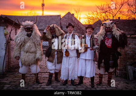 Musiciens et "busos" en vêtements et costumes traditionnels lors des festivités annuelles de Buso à Mohacs, Hongrie Banque D'Images