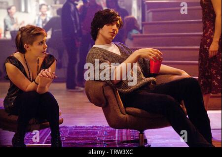 MAE WHITMAN et EZRA MILLER DANS LES AVANTAGES D'ÊTRE UNE GIROFLÉE (2012). Copyright : Editorial uniquement. Pas de merchandising ou des couvertures de livres. C'est un document distribué au public. Les droits d'accès uniquement, aucune licence de droit d'auteur prévue. Seulement pour être reproduit dans le cadre de la promotion de ce film. Sommet : crédit LOISIRS / Album Banque D'Images