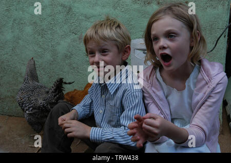 ELLE FANNING ET NATHAN GAMBLE dans BABEL (2006). Copyright : Editorial uniquement. Pas de merchandising ou des couvertures de livres. C'est un document distribué au public. Les droits d'accès uniquement, aucune licence de droit d'auteur prévue. Seulement pour être reproduit dans le cadre de la promotion de ce film. Credit : ANONYMOUS CONTENT / Album Banque D'Images