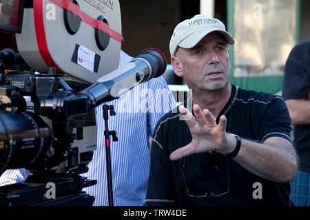 MARTIN CAMPBELL dans Edge of Darkness (2010). Copyright : Editorial uniquement. Pas de merchandising ou des couvertures de livres. C'est un document distribué au public. Les droits d'accès uniquement, aucune licence de droit d'auteur prévue. Seulement pour être reproduit dans le cadre de la promotion de ce film. WARNER BROSS : Crédit photos/BBC FILMS/Icon Productions / GORDON, MELINDA SUE / Album Banque D'Images