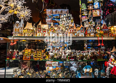 Fenêtre d'une boutique de souvenirs à l'époque de Noël, Strasbourg, Alsace, France, Europe, Banque D'Images